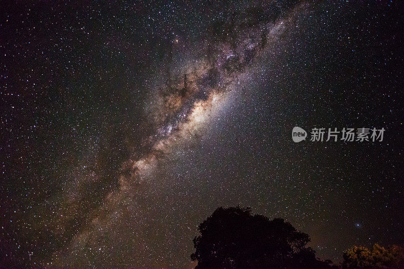 银河在夜晚闪闪发光