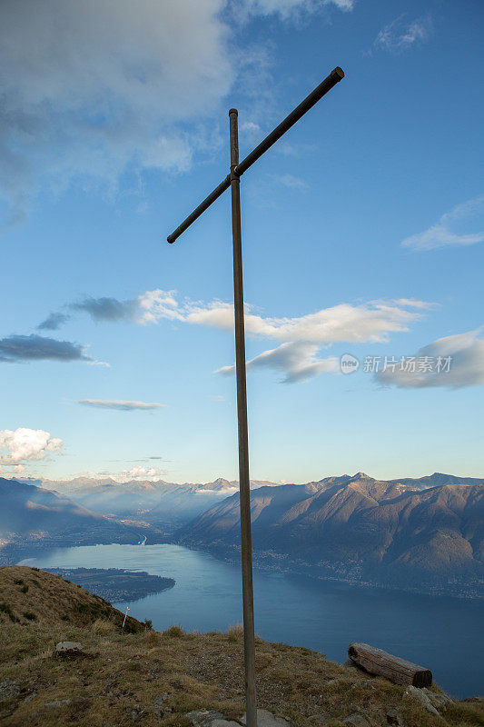 瑞士马焦雷湖的山峰