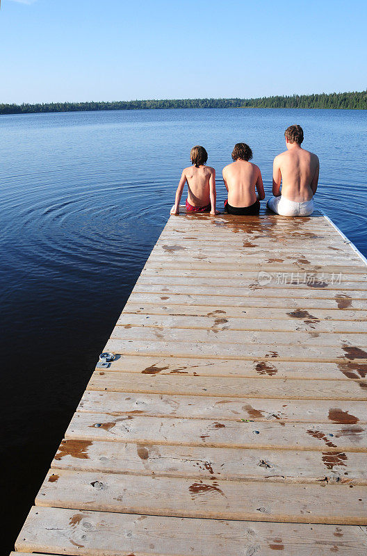 三个男孩，加拿大马尼托巴省的月亮湖