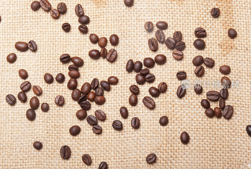 粗麻布背景上的咖啡豆