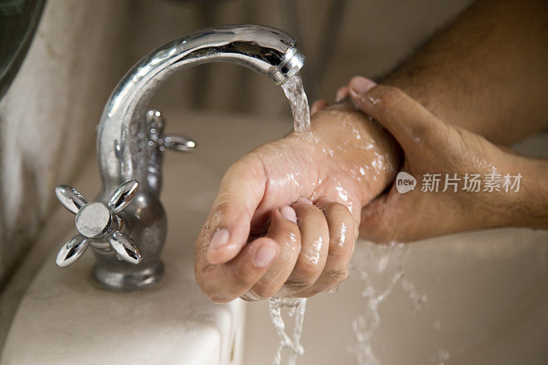 男人在洗手