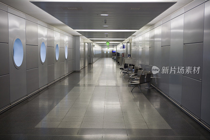 机场候机楼的飞机观察走廊