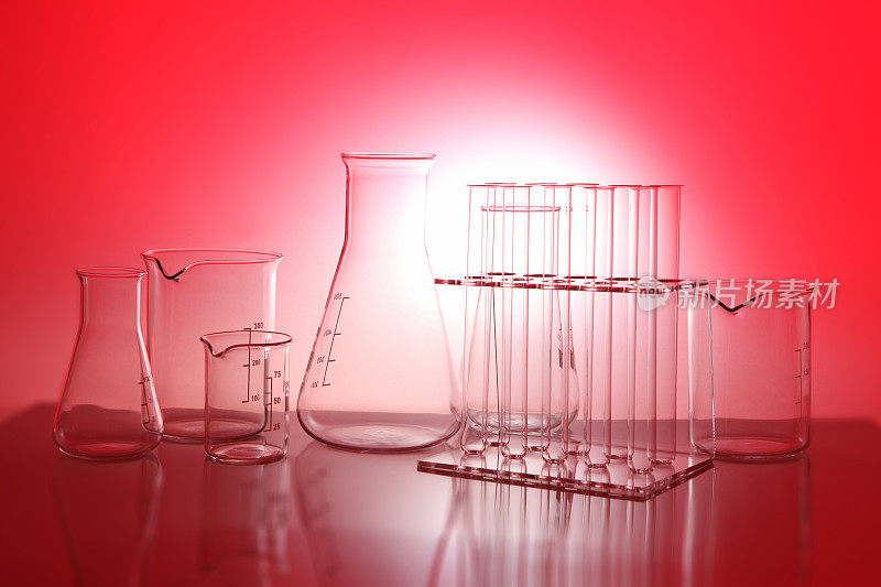 科研实验室红色背景，玻璃化学设备，试管