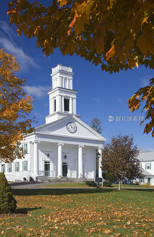 美丽的白色教堂，普利茅斯，康涅狄格，被秋色的树木包围