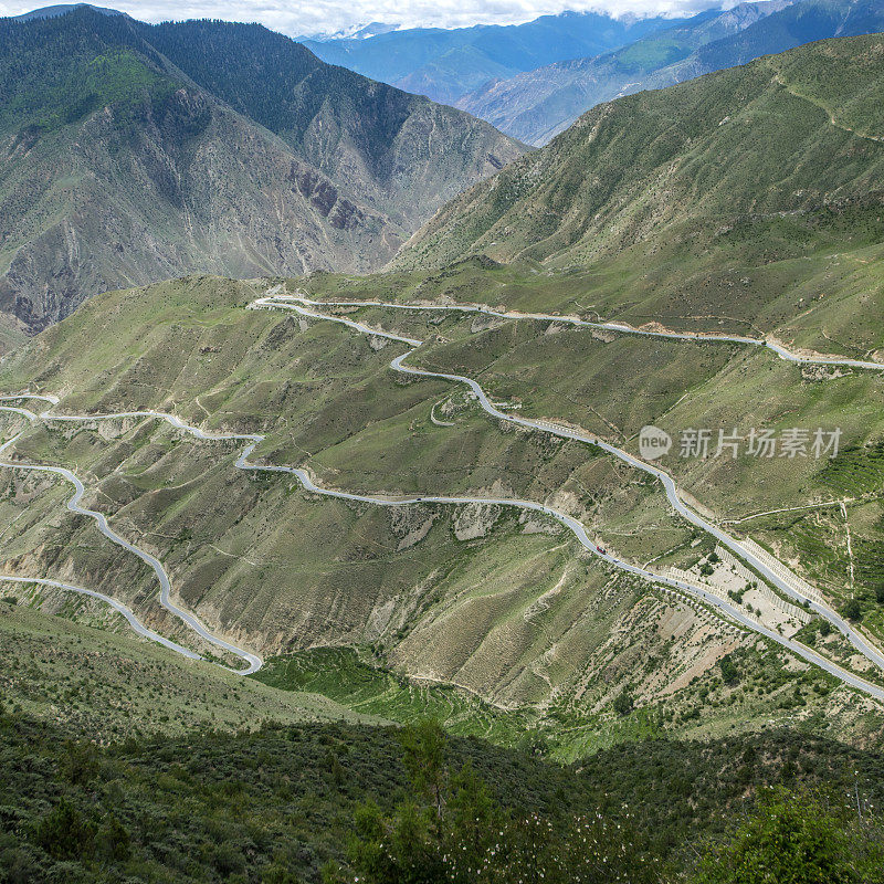 西藏蜿蜒的山路