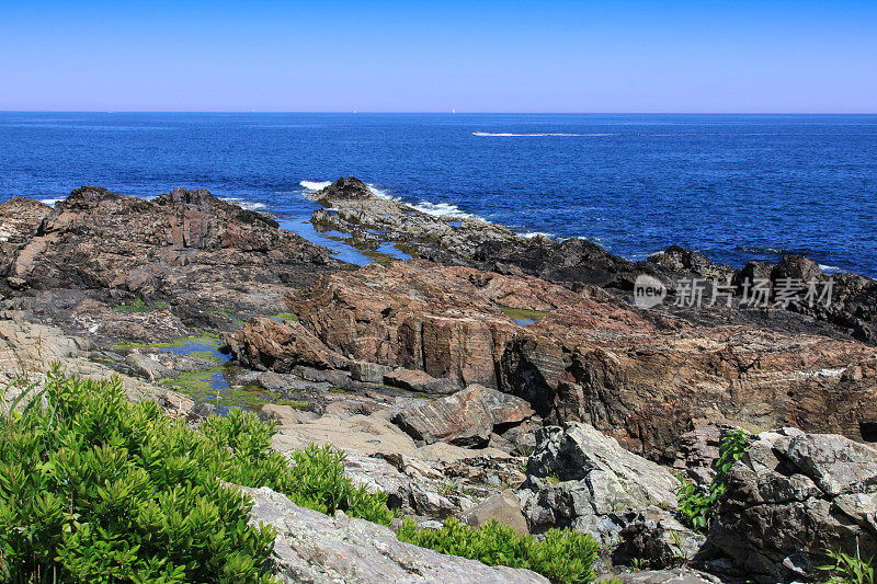 缅因州Ogunquit的边际路和海洋岩石景观，