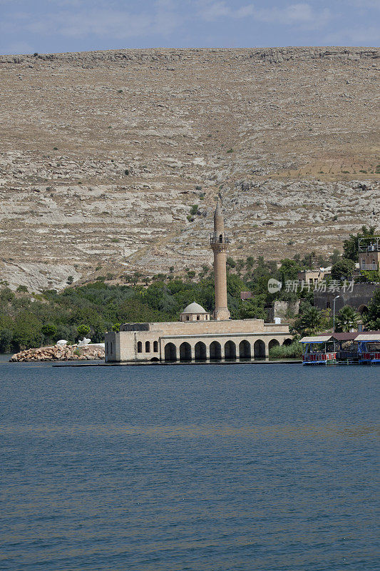 Halfeti清真寺被Birecik大坝不断上涨的洪水淹没