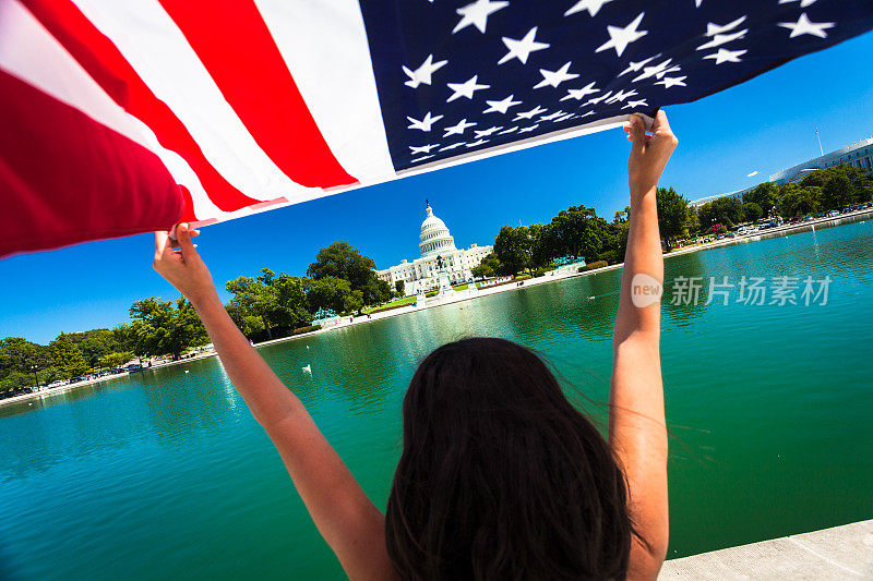 在美国华盛顿国会山，举着美国国旗的妇女