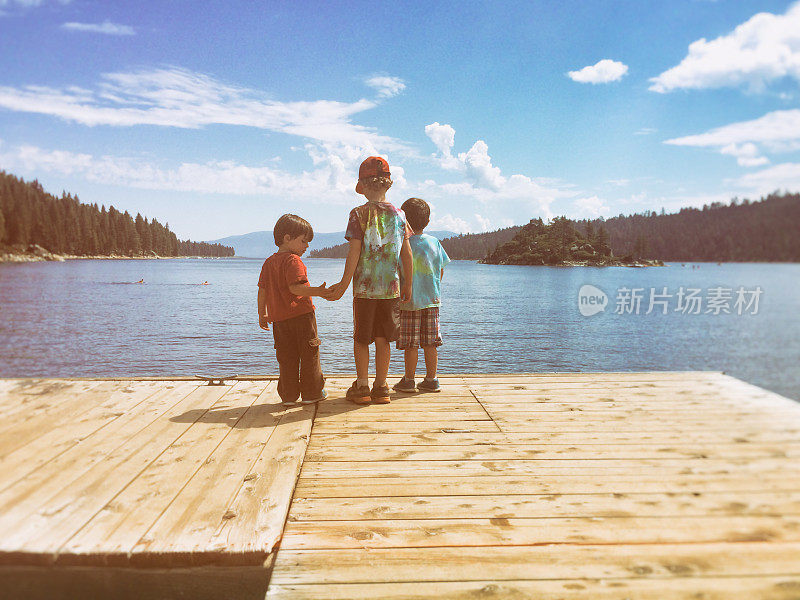 夏天，三个孩子在太浩湖的码头上