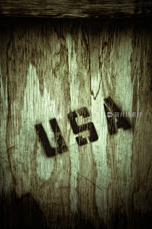 木制起重机上喷涂着美国字母