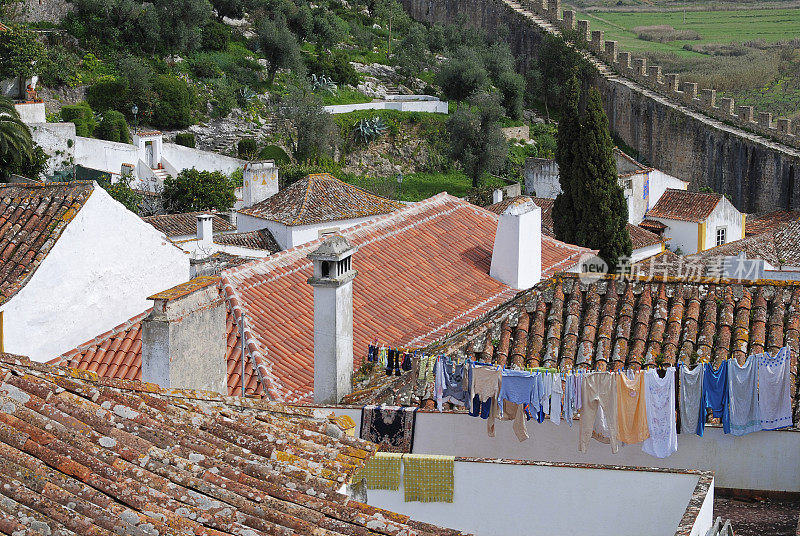 葡萄牙的奥比多斯，挂着的衣服