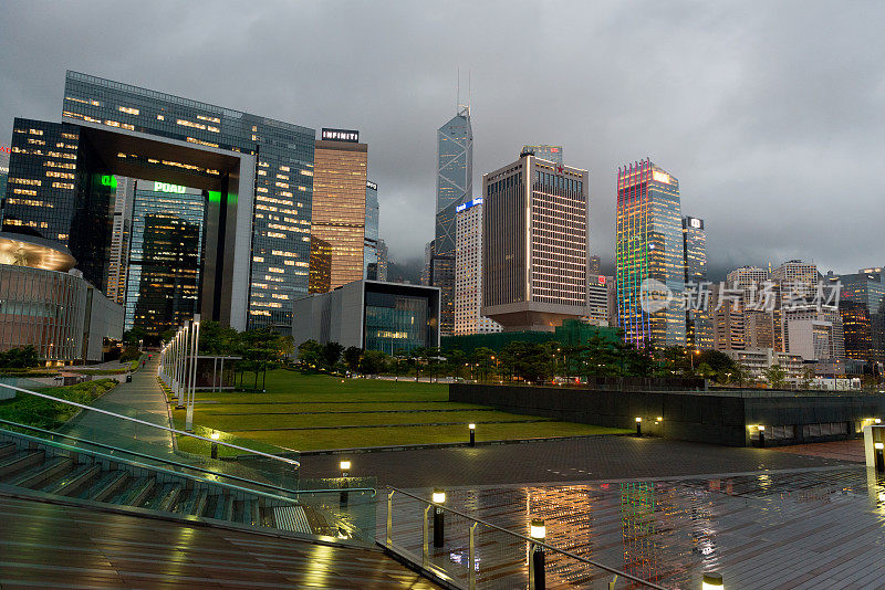 雨夜，金融区政府大楼