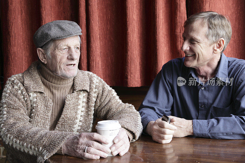 一位中老年人聚在一起喝咖啡