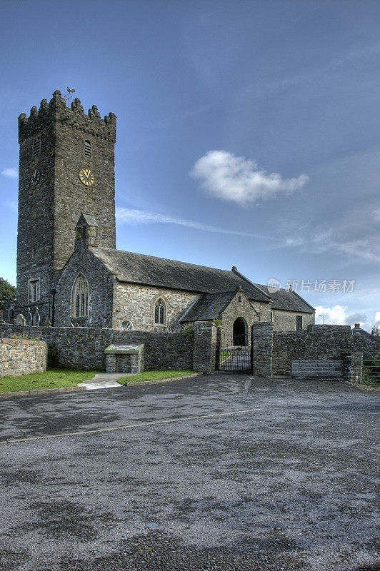 11世纪威尔士教堂的蓝天