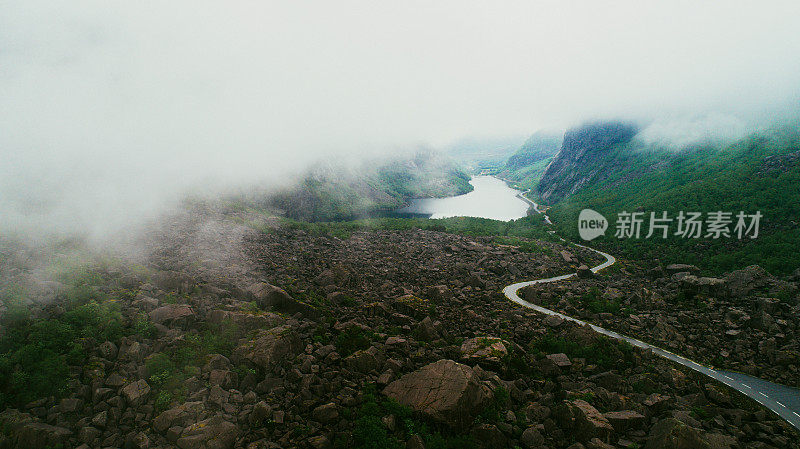 风景鸟瞰图的湖泊在山区