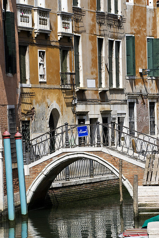 这座桥横跨在威尼斯的一条小运河上