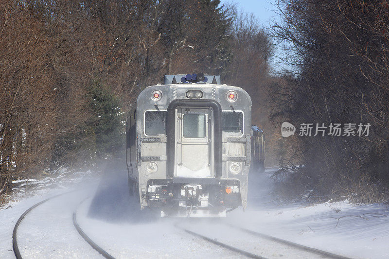 雪中的通勤列车