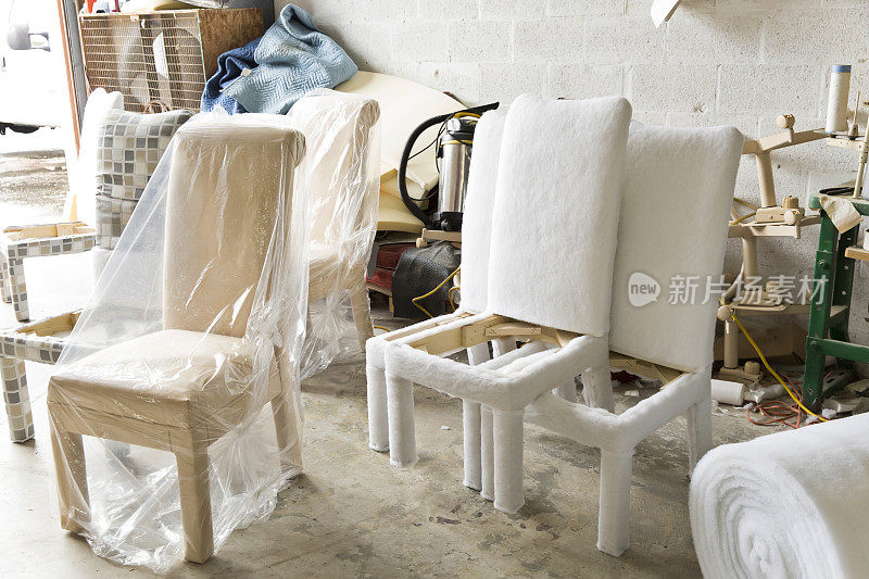 系列-未完成和完成的帕森斯椅子在室内装饰工厂