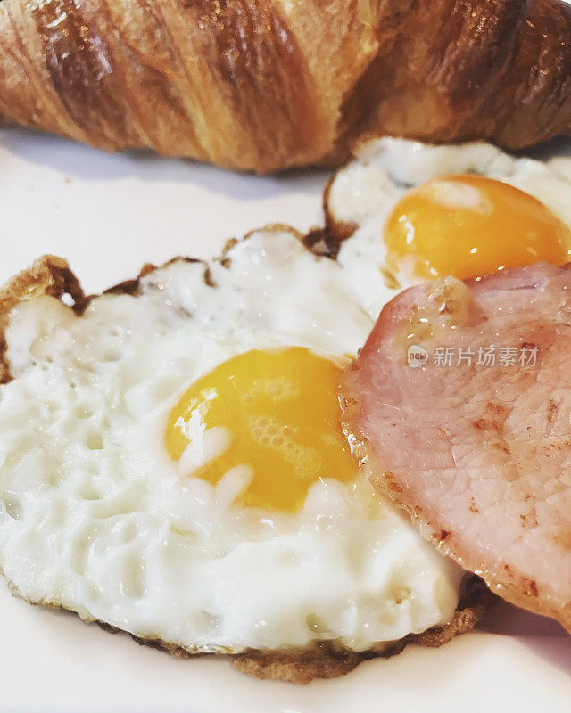 法式早餐:鸡蛋配火腿和羊角面包