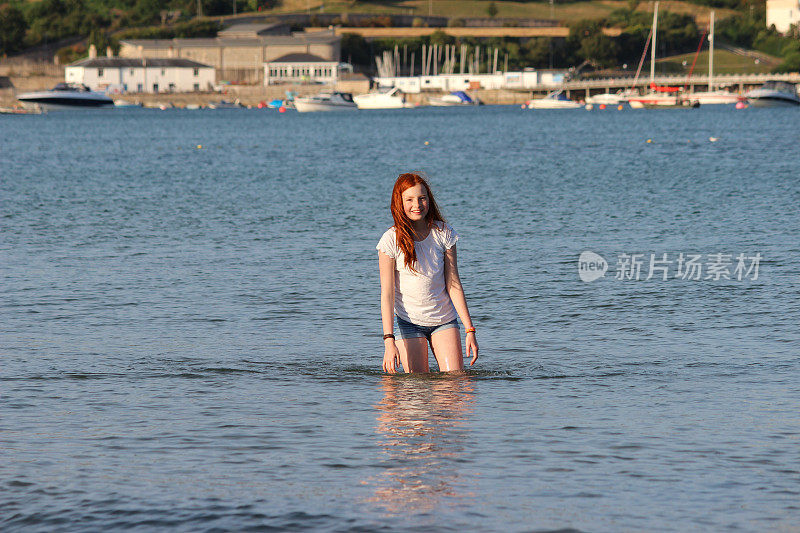 女孩在海浪中划桨，腿，水，涉水，海边沙滩