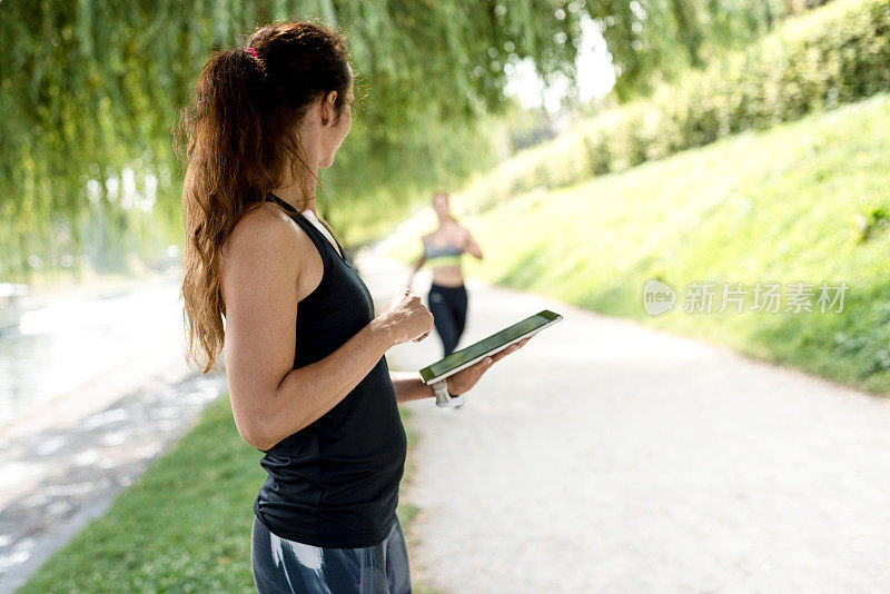 女人检查跑步速度