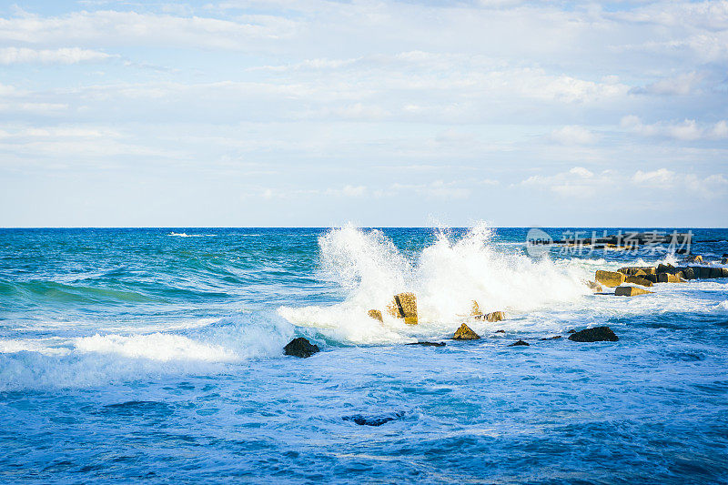 海浪拍打着岩石。