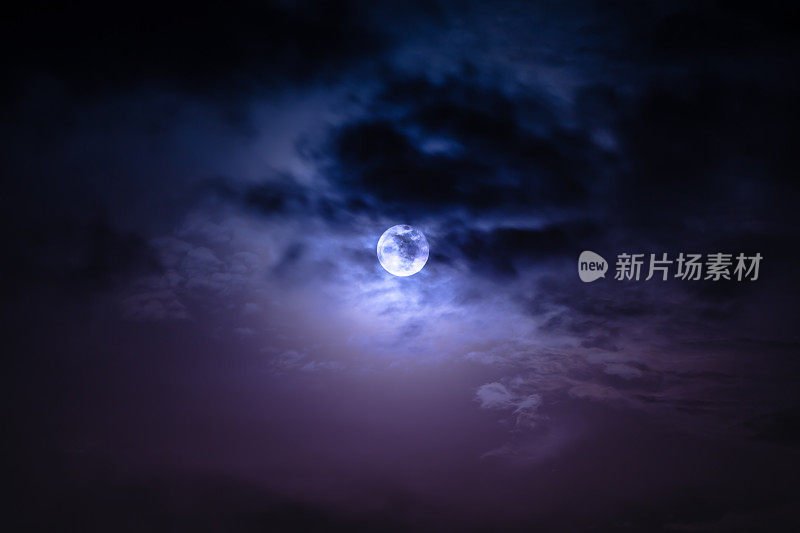 乌云密布的夜空和闪亮的满月。