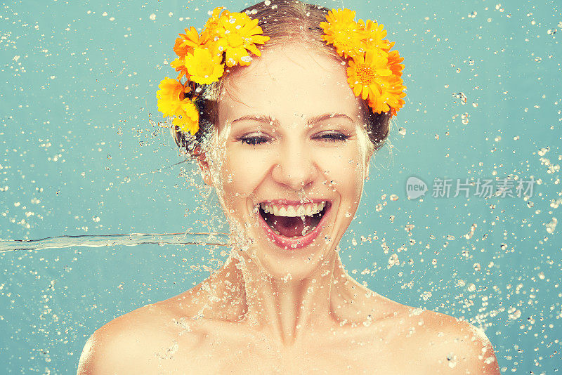 美丽笑着的姑娘泼着黄花和水花