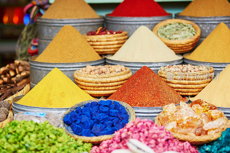 摩洛哥传统市场上的香料选择