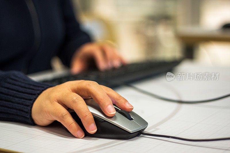 在办公室办公桌上放置鼠标和键盘