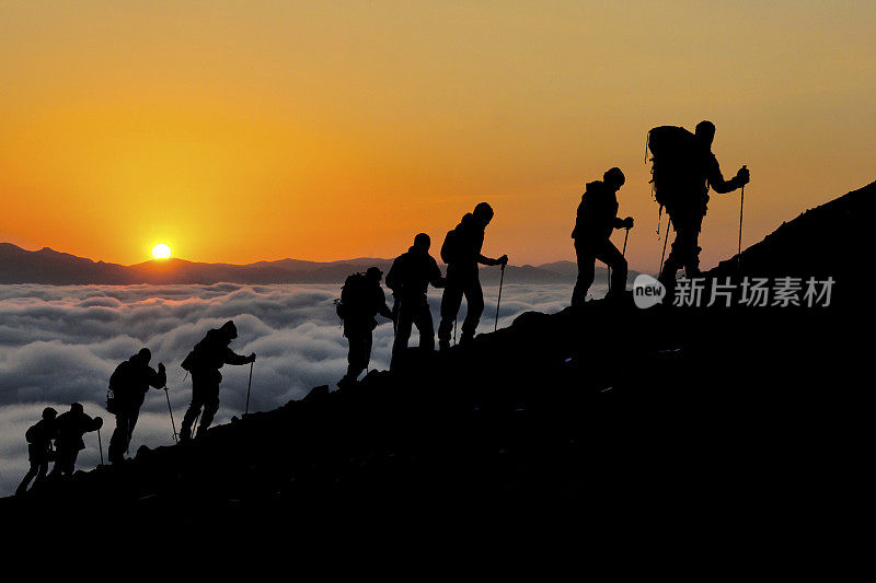 徒步旅行者在夕阳下的剪影