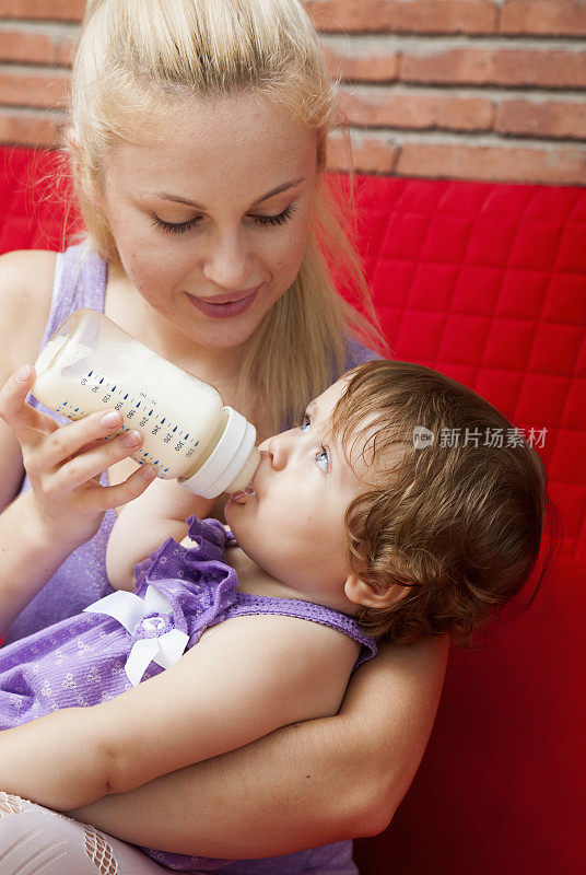 母亲给婴儿喂奶