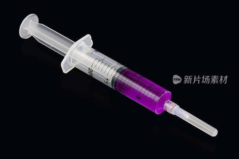 紫色液体注射器