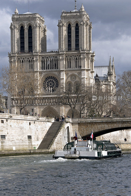 游览塞纳河和巴黎圣母院大教堂