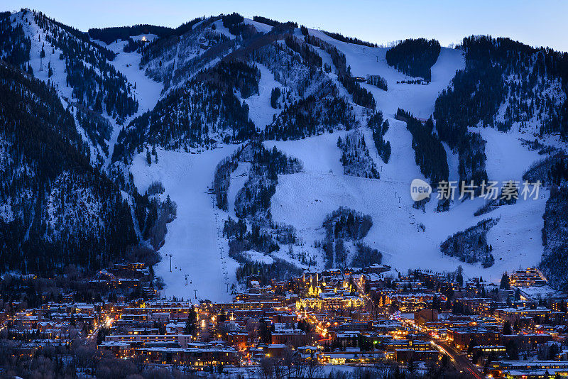 阿斯彭科罗拉多州小镇和滑雪斜坡在黄昏