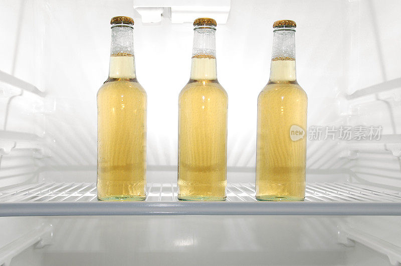 冰箱里有三瓶啤酒