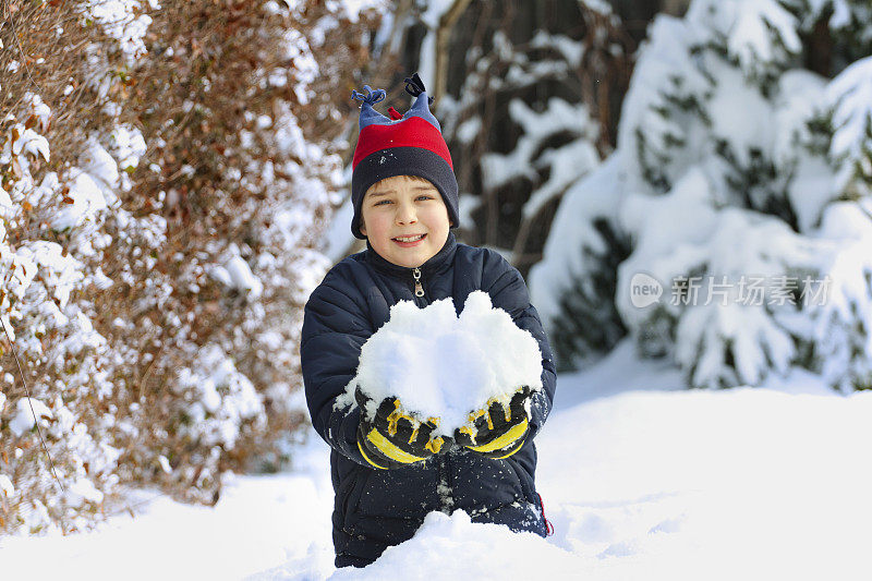 小孩子在雪里玩