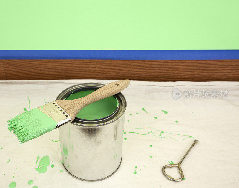 绿色油漆罐，油漆刷，油漆墙