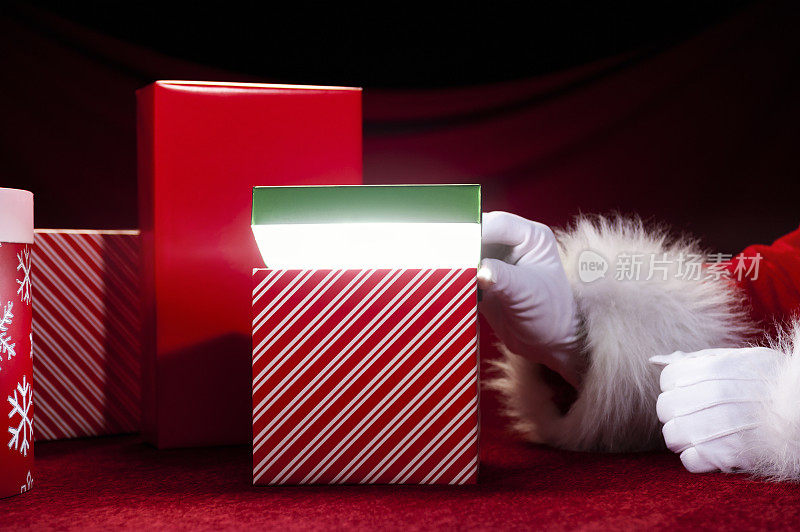 圣诞老人手打开礼盒