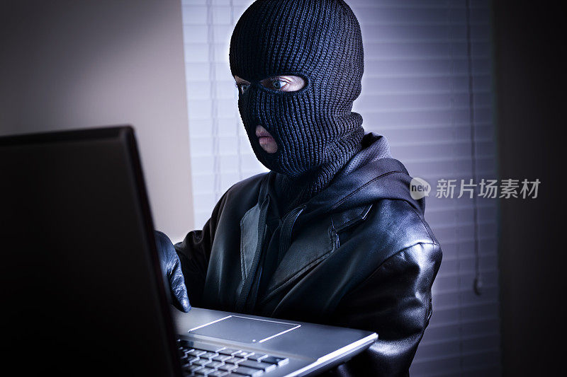 犯罪:网络犯罪。小偷窃取电脑机密。