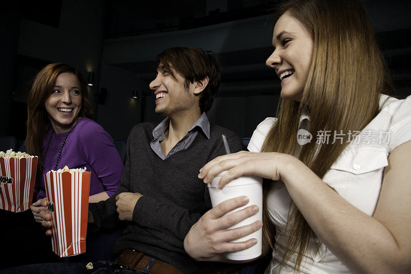 三个女人，拿着零食，看了一晚电影