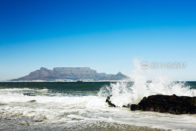 当地地标:海湾对面的开普敦桌山。