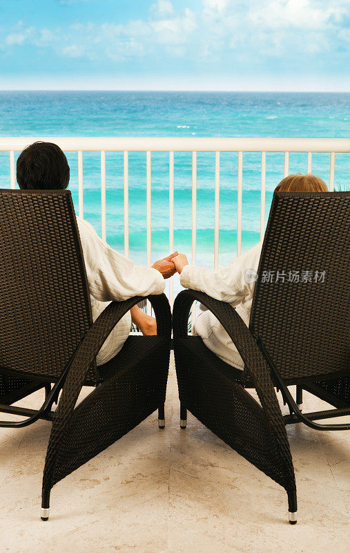 浪漫的情侣度假，在热带酒店阳台上观看加勒比海