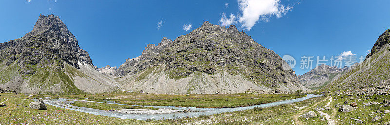 阿尔卑斯埃克林斯的全景景观和河流