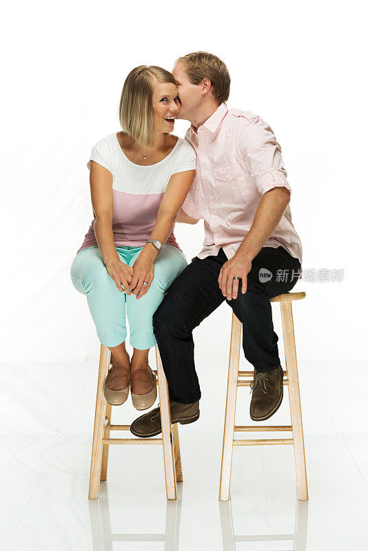夫妻一起坐在凳子上