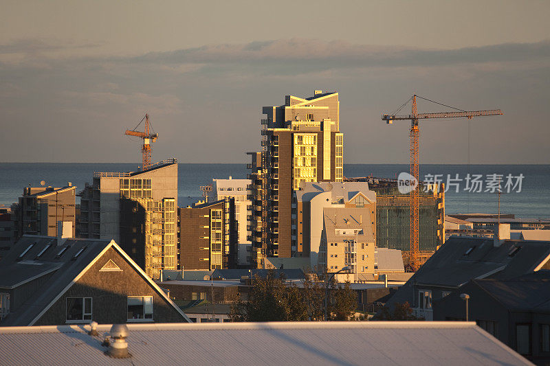 日出在市中心Reykjavík冰岛