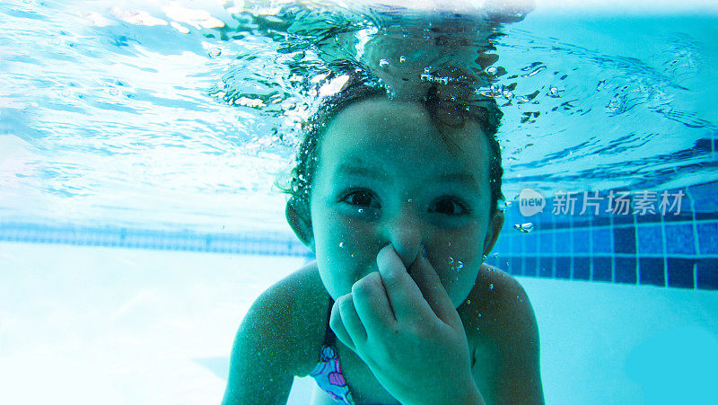 小女孩游泳