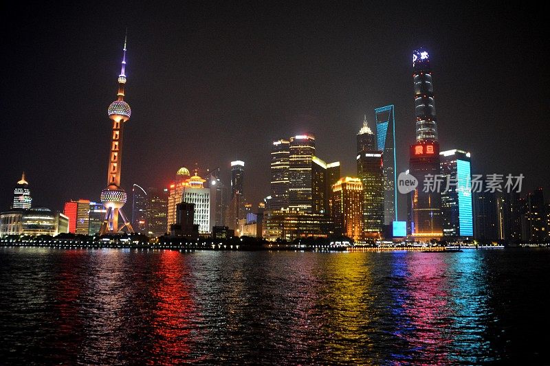 陆家嘴闪烁的天际线，中国上海