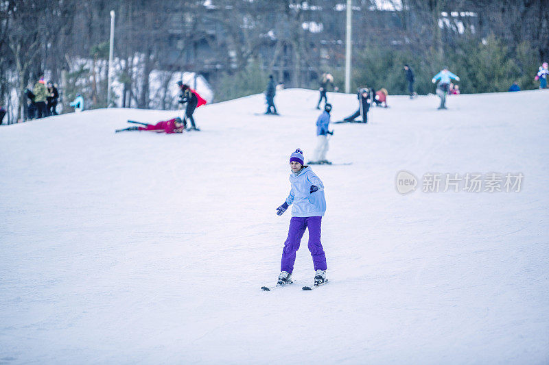 滑雪胜地的兔子斜坡上的女孩