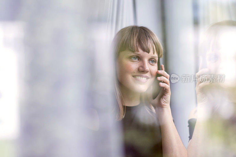 有个年轻女人在打电话